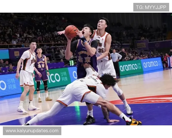 篮球联赛激战正酣明星球员联手创下新赛季多项纪录